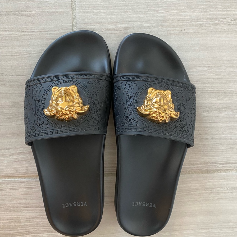 Versace women’s La Medusa Gold Logo Black Rubber pool slides. Sz 40